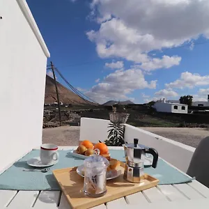 https://casa-los-senderos.in-canary-islands.com